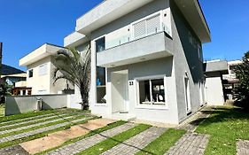 Casa Alto Padrão em Ubatuba em Condomínio